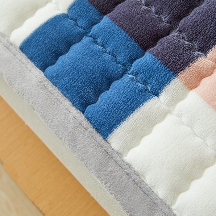 91家纺网 家纺一手货源 找家纺 澳梵家居 2025新款无印风牛奶绒夹棉床护垫 蓝粉格调