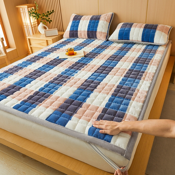 91家纺网 家纺一手货源 找家纺 澳梵家居 2025新款无印风牛奶绒夹棉床护垫 蓝粉格调