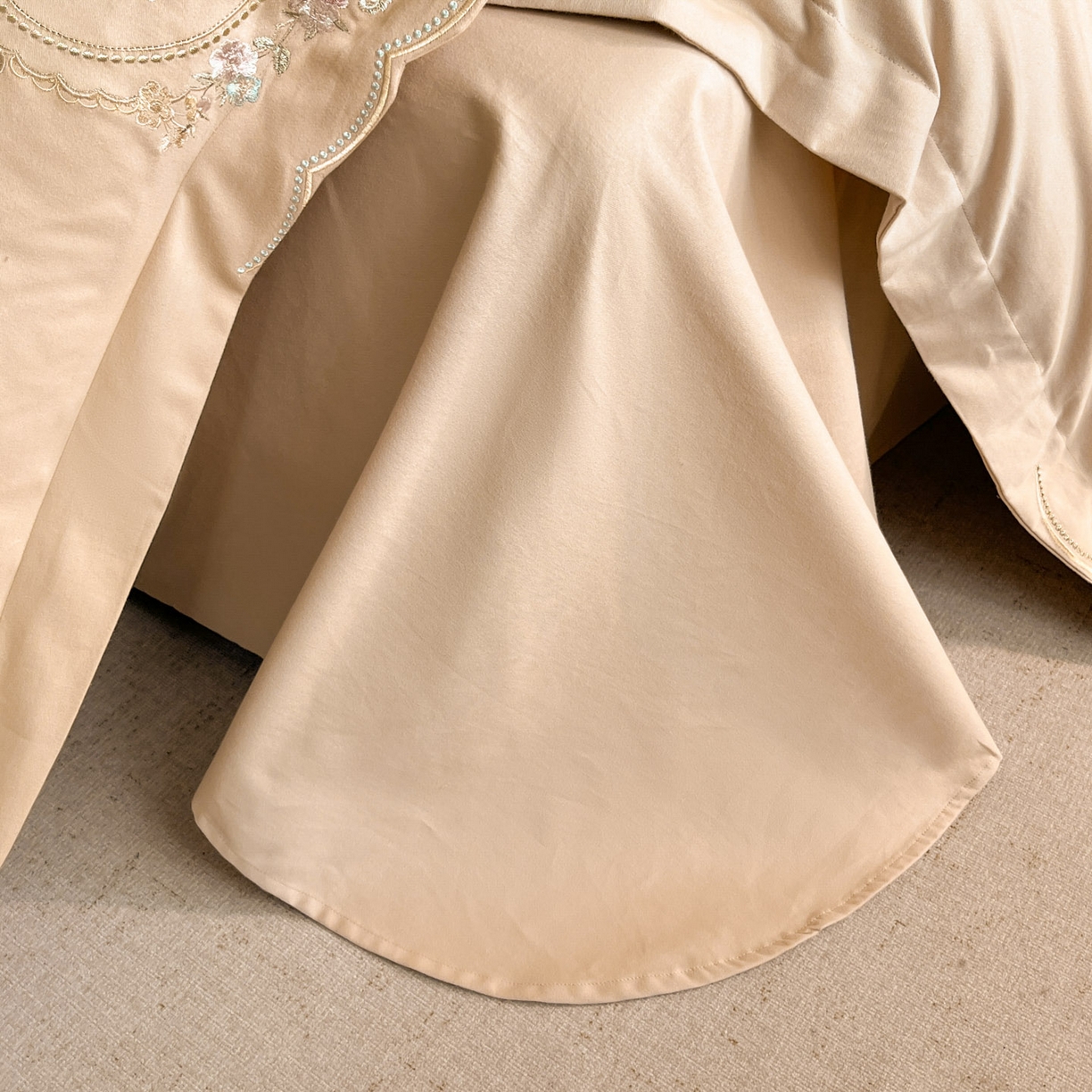 91家纺网 家纺一手货源 找家纺 博纳家纺 2025新款纯棉磨毛绣花四件套--花丽影系列 花丽影-香槟