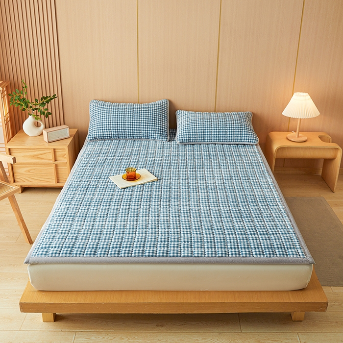 澳梵家居 2025新款无印风牛奶绒夹棉床护垫 浅蓝格纹