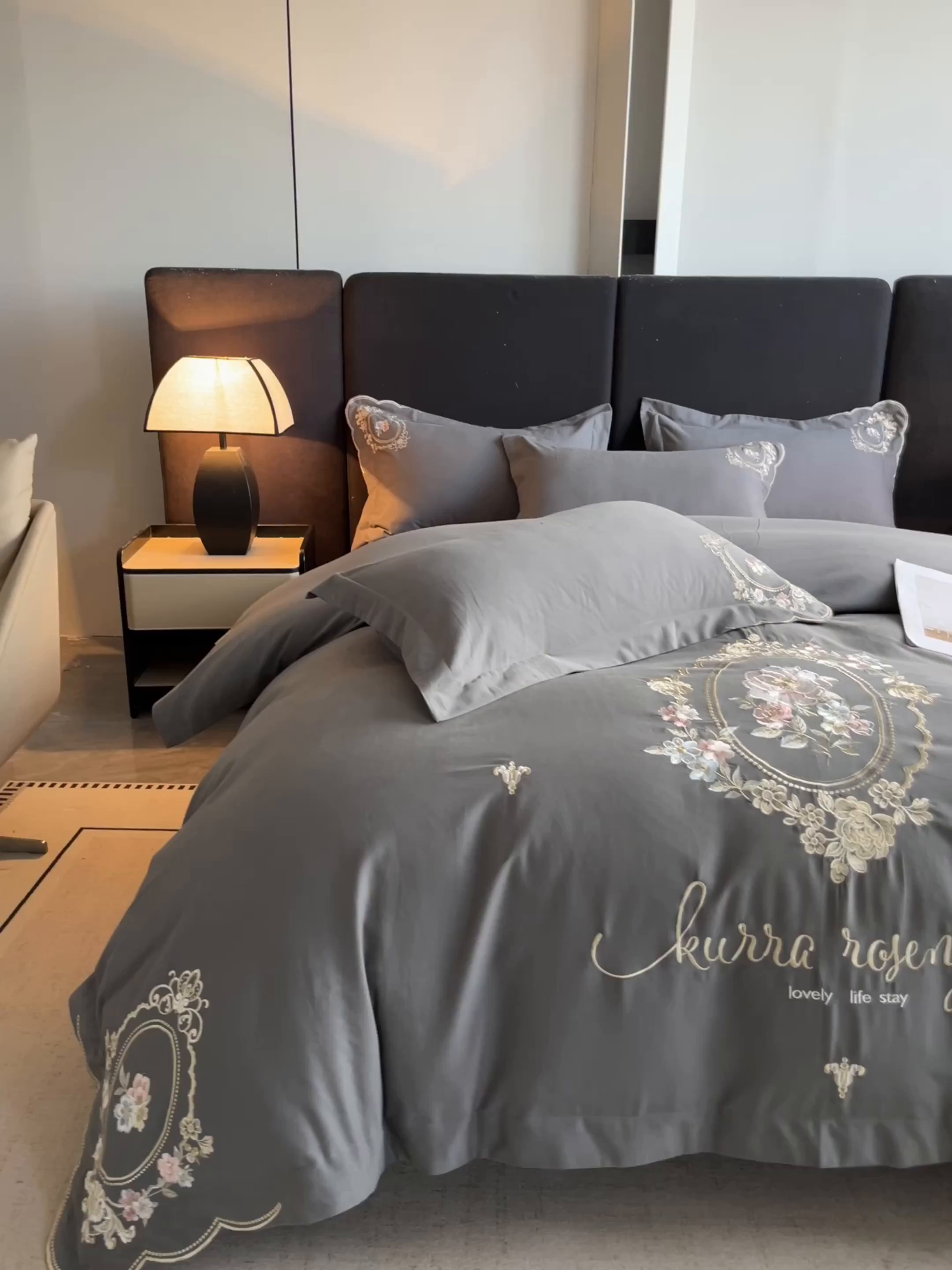 91家纺网 家纺一手货源 找家纺 博纳家纺 2025新款纯棉磨毛绣花四件套--花丽影系列 花丽影-高级灰