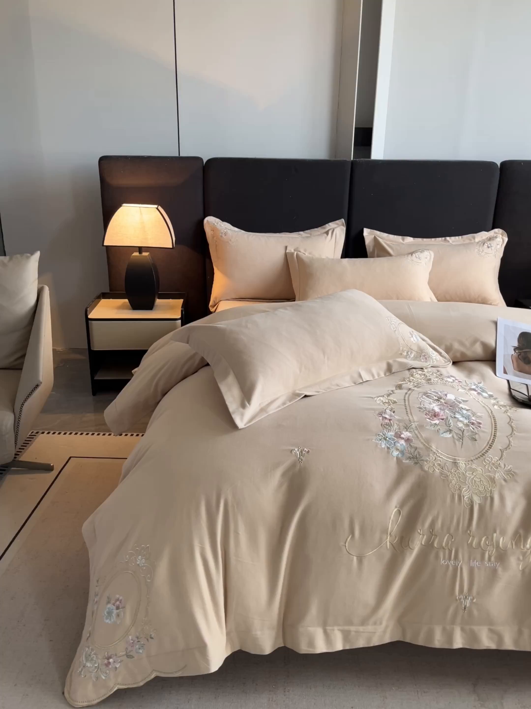 91家纺网 家纺一手货源 找家纺 博纳家纺 2025新款纯棉磨毛绣花四件套--花丽影系列 花丽影-香槟