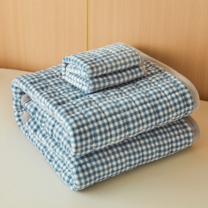 91家纺网 家纺一手货源 找家纺 澳梵家居 2025新款无印风牛奶绒夹棉床护垫 浅蓝格纹