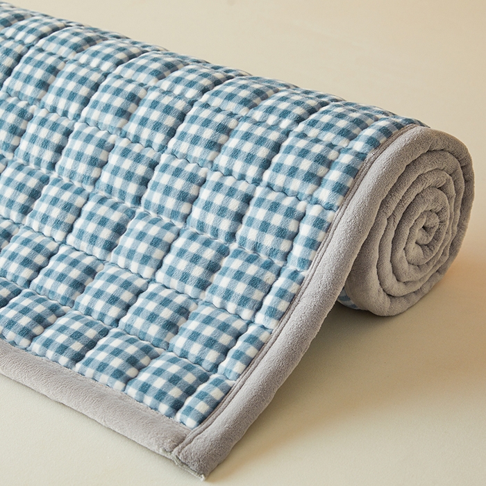 91家纺网 家纺一手货源 找家纺 澳梵家居 2025新款无印风牛奶绒夹棉床护垫 浅蓝格纹