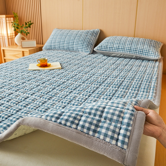 91家纺网 家纺一手货源 找家纺 澳梵家居 2025新款无印风牛奶绒夹棉床护垫 浅蓝格纹