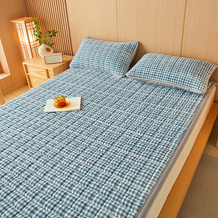 91家纺网 家纺一手货源 找家纺 澳梵家居 2025新款无印风牛奶绒夹棉床护垫 浅蓝格纹