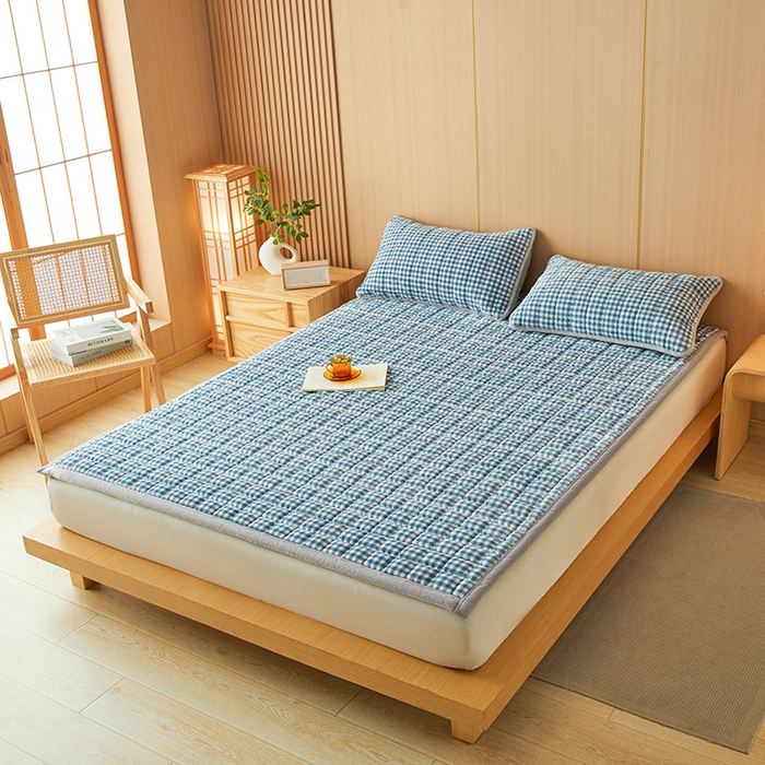 91家纺网 家纺一手货源 找家纺 澳梵家居 2025新款无印风牛奶绒夹棉床护垫 浅蓝格纹