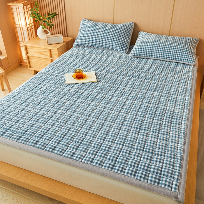 91家纺网 家纺一手货源 找家纺 澳梵家居 2025新款无印风牛奶绒夹棉床护垫 浅蓝格纹