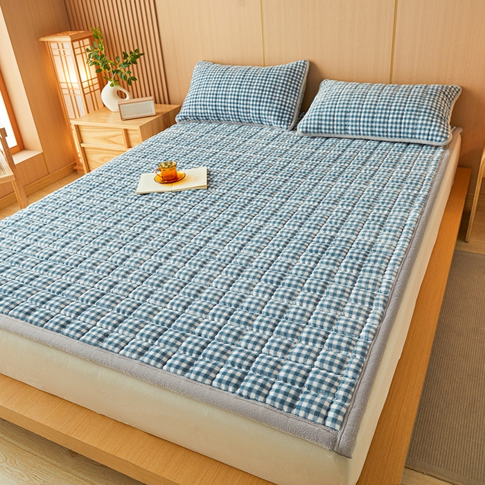 91家纺网 家纺一手货源 找家纺 澳梵家居 2025新款无印风牛奶绒夹棉床护垫 浅蓝格纹