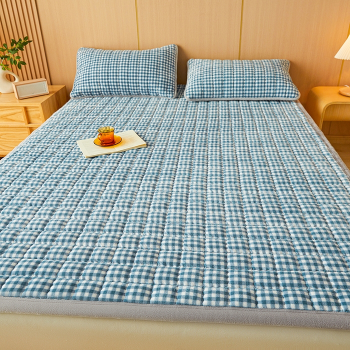 91家纺网 家纺一手货源 找家纺 澳梵家居 2025新款无印风牛奶绒夹棉床护垫 浅蓝格纹