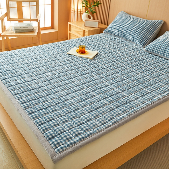 91家纺网 家纺一手货源 找家纺 澳梵家居 2025新款无印风牛奶绒夹棉床护垫 浅蓝格纹