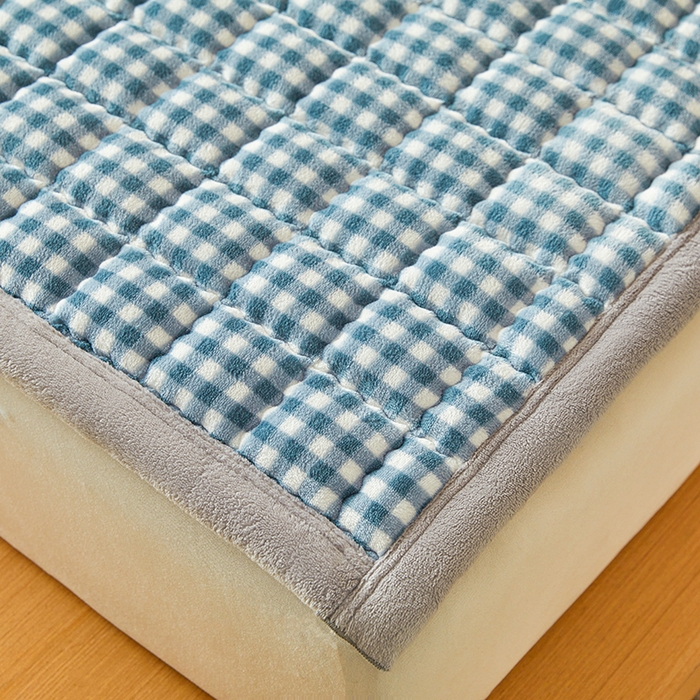 91家纺网 家纺一手货源 找家纺 澳梵家居 2025新款无印风牛奶绒夹棉床护垫 浅蓝格纹