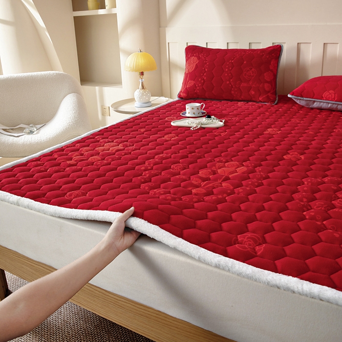 91家纺网 家纺一手货源 找家纺 情煊家纺 2025新款A类牛奶绒印花夹棉床垫 红玫瑰