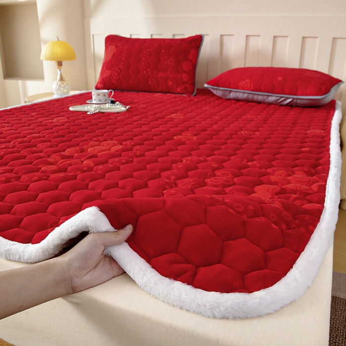 91家纺网 家纺一手货源 找家纺 情煊家纺 2025新款A类牛奶绒印花夹棉床垫 红玫瑰