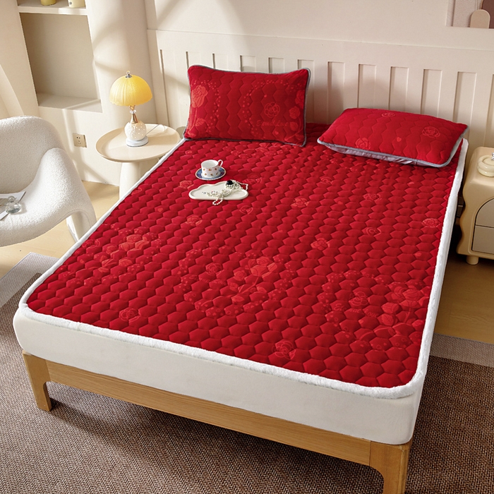 91家纺网 家纺一手货源 找家纺 情煊家纺 2025新款A类牛奶绒印花夹棉床垫 红玫瑰