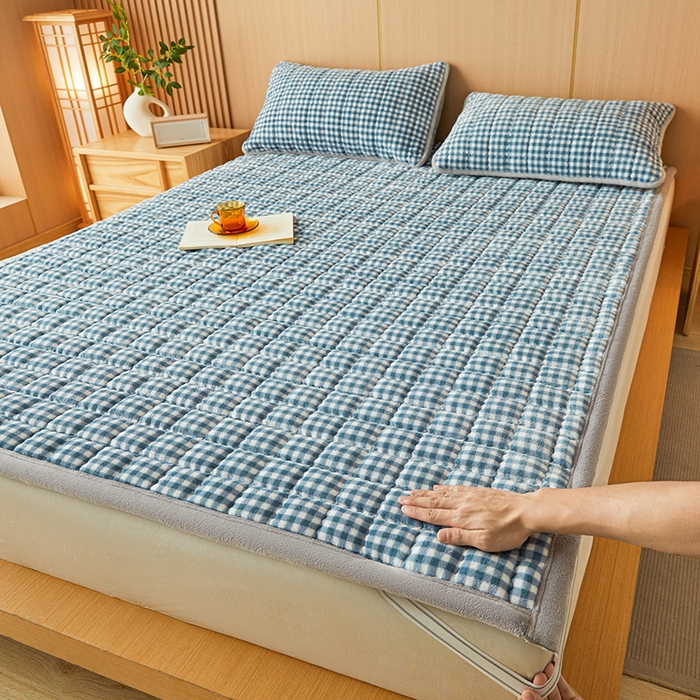 91家纺网 家纺一手货源 找家纺 澳梵家居 2025新款无印风牛奶绒夹棉床护垫 浅蓝格纹