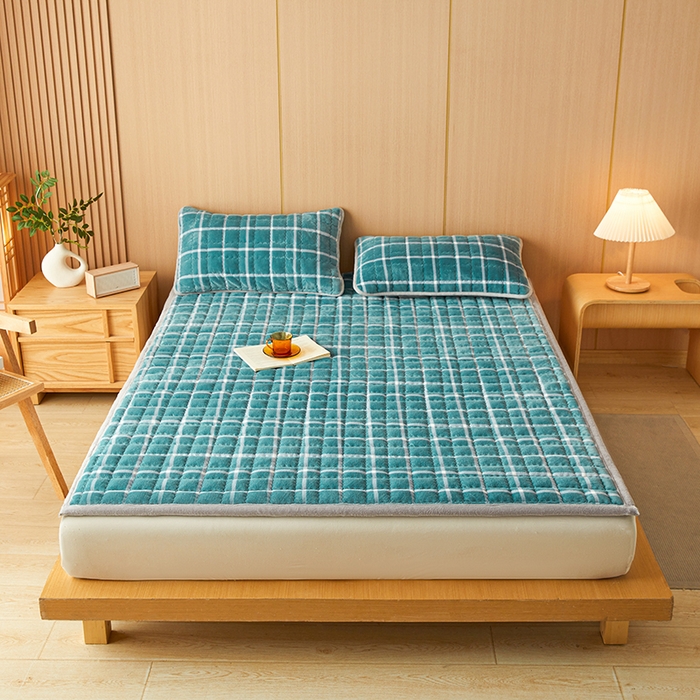 澳梵家居 2025新款无印风牛奶绒夹棉床护垫 青蓝格纹