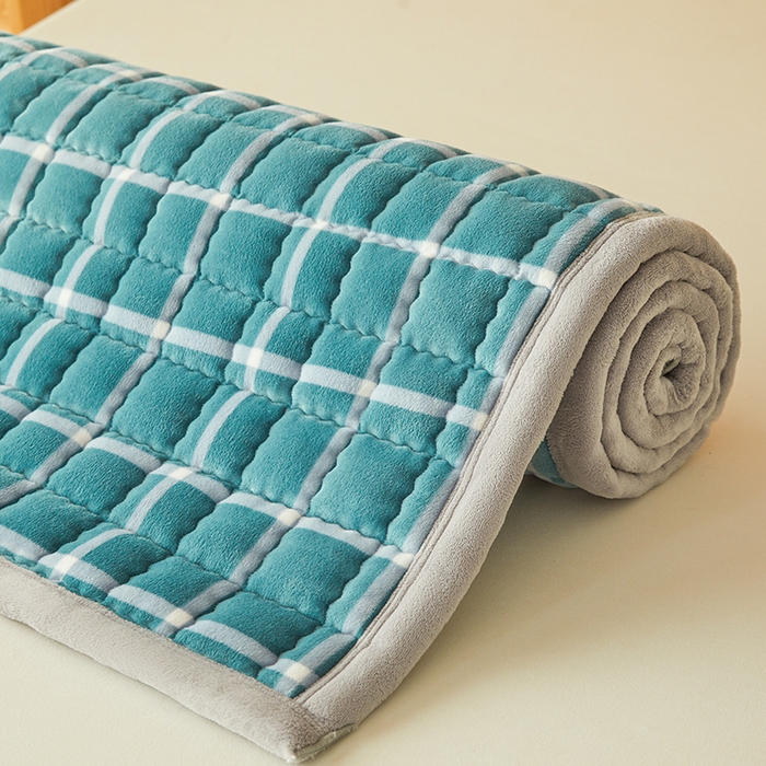 91家纺网 家纺一手货源 找家纺 澳梵家居 2025新款无印风牛奶绒夹棉床护垫 青蓝格纹