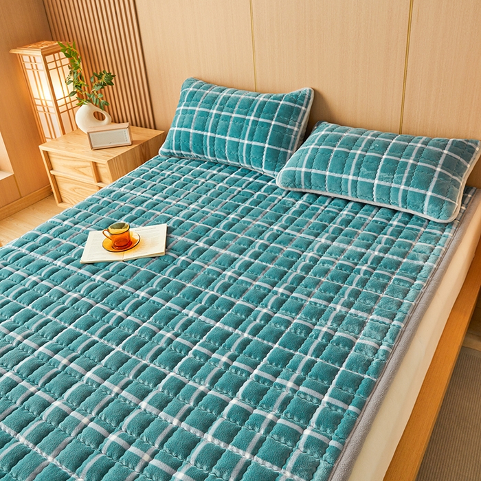 91家纺网 家纺一手货源 找家纺 澳梵家居 2025新款无印风牛奶绒夹棉床护垫 青蓝格纹