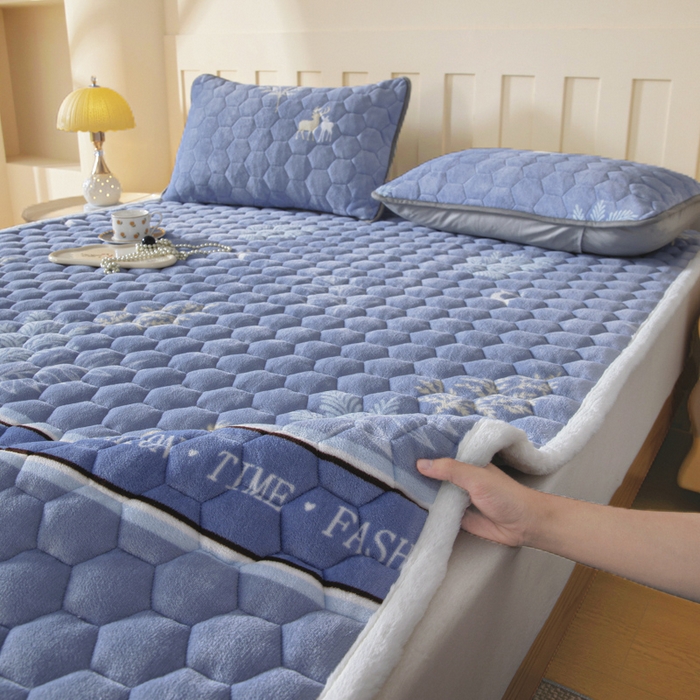 91家纺网 家纺一手货源 找家纺 情煊家纺 2025新款A类牛奶绒印花夹棉床垫 林深见鹿