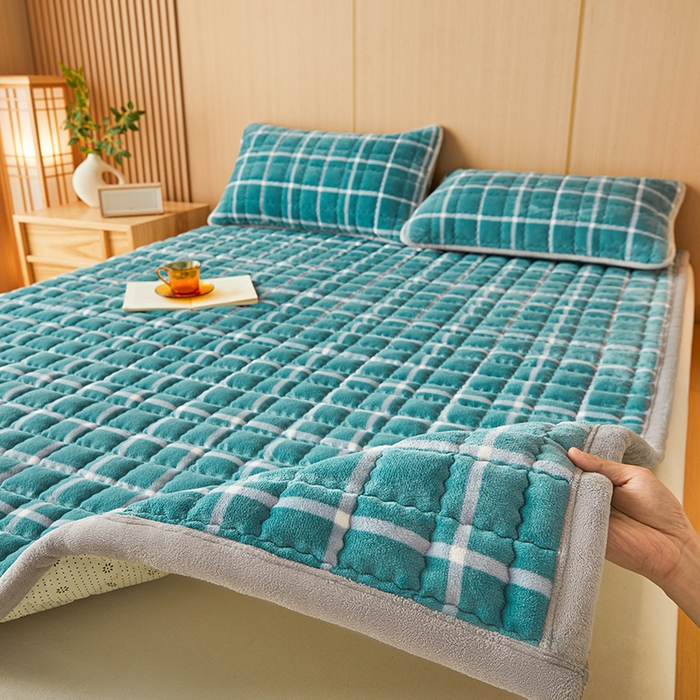 91家纺网 家纺一手货源 找家纺 澳梵家居 2025新款无印风牛奶绒夹棉床护垫 青蓝格纹