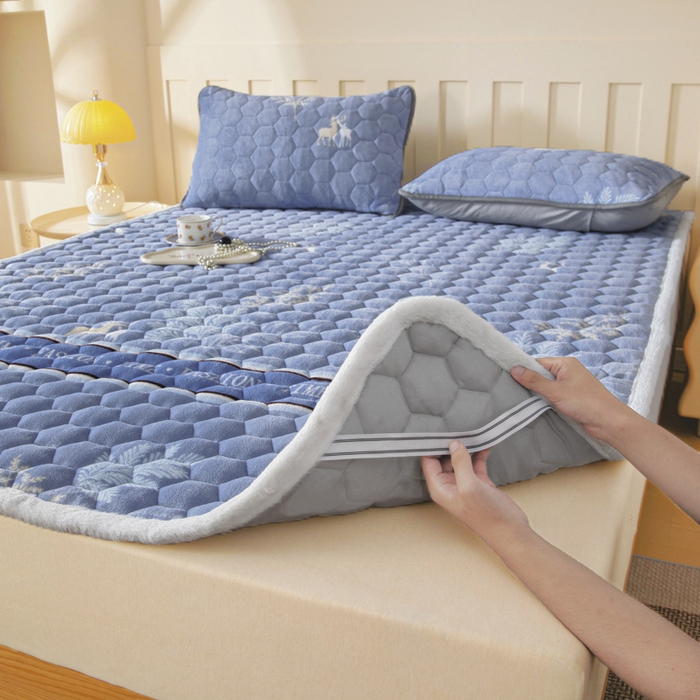 91家纺网 家纺一手货源 找家纺 情煊家纺 2025新款A类牛奶绒印花夹棉床垫 林深见鹿