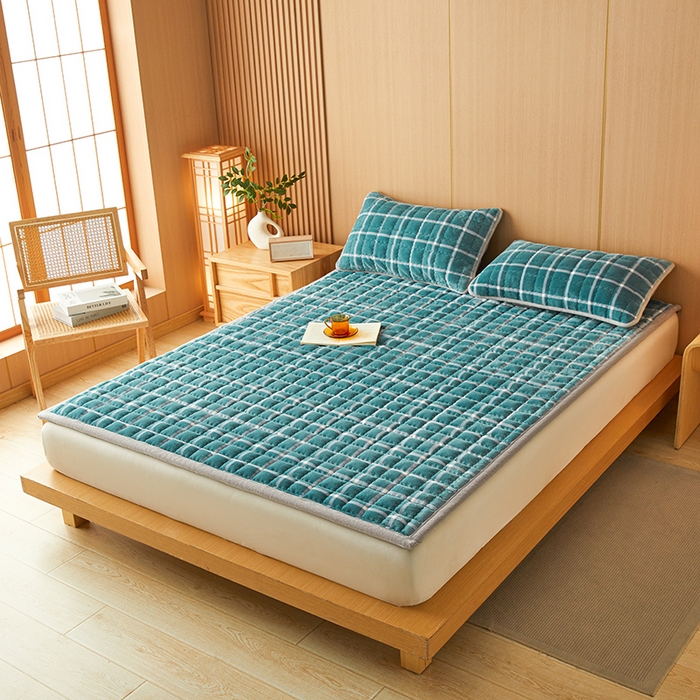 91家纺网 家纺一手货源 找家纺 澳梵家居 2025新款无印风牛奶绒夹棉床护垫 青蓝格纹