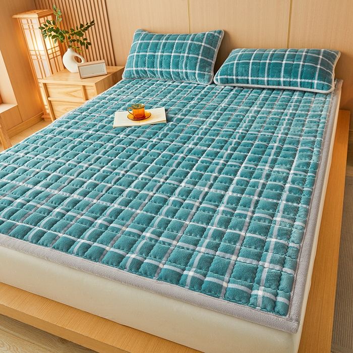 91家纺网 家纺一手货源 找家纺 澳梵家居 2025新款无印风牛奶绒夹棉床护垫 青蓝格纹