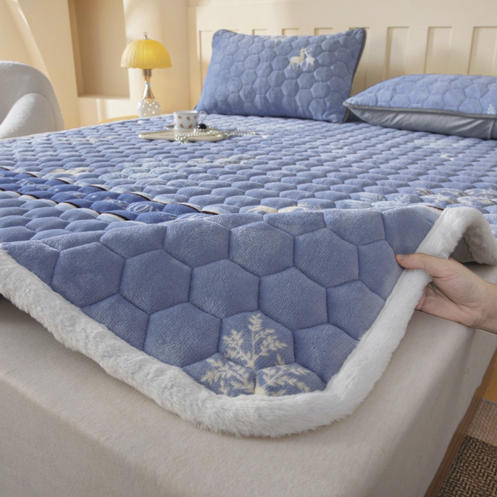 91家纺网 家纺一手货源 找家纺 情煊家纺 2025新款A类牛奶绒印花夹棉床垫 林深见鹿