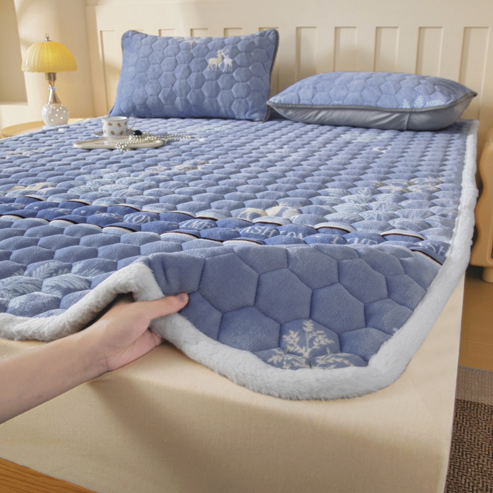 91家纺网 家纺一手货源 找家纺 情煊家纺 2025新款A类牛奶绒印花夹棉床垫 林深见鹿