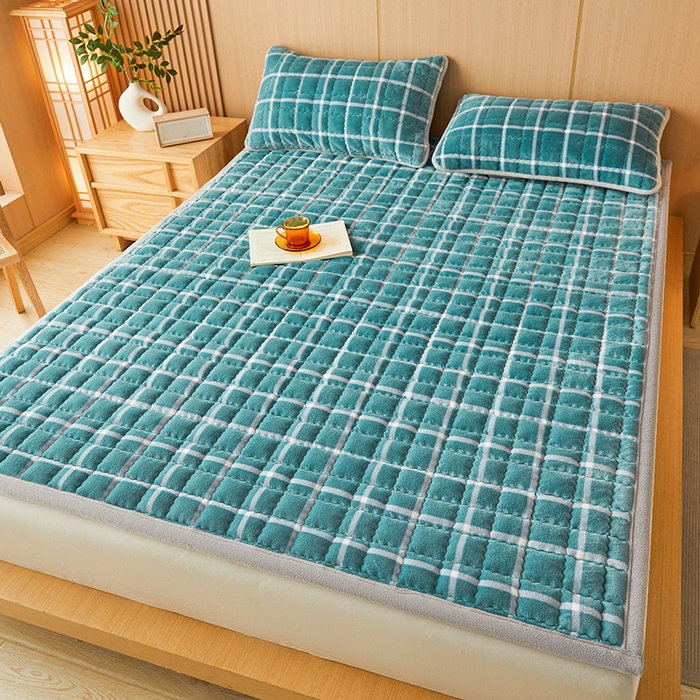 91家纺网 家纺一手货源 找家纺 澳梵家居 2025新款无印风牛奶绒夹棉床护垫 青蓝格纹