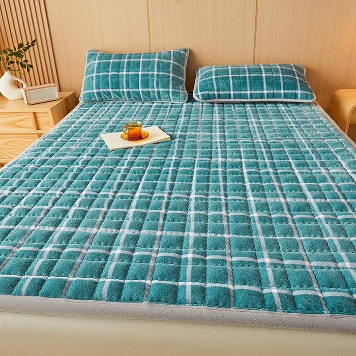 91家纺网 家纺一手货源 找家纺 澳梵家居 2025新款无印风牛奶绒夹棉床护垫 青蓝格纹