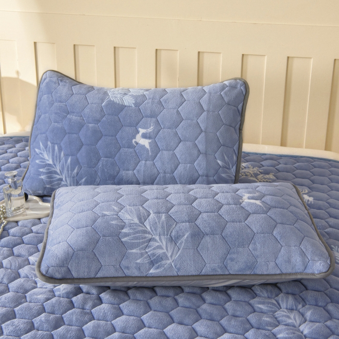 91家纺网 家纺一手货源 找家纺 情煊家纺 2025新款A类牛奶绒印花夹棉床垫 林深见鹿