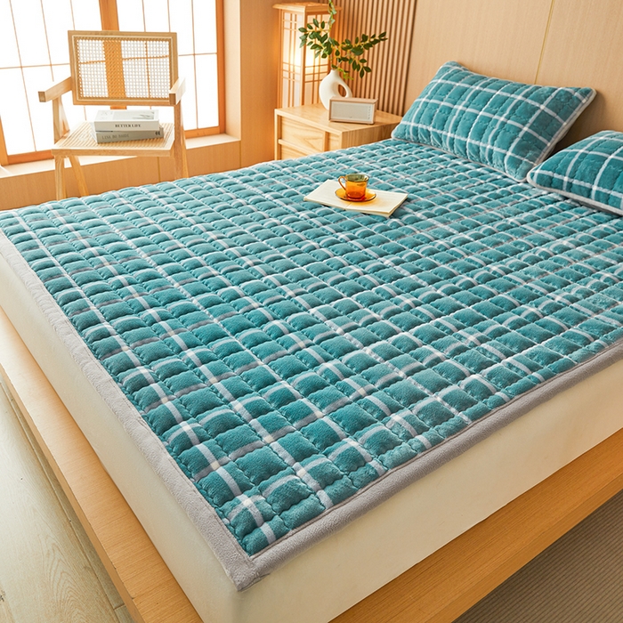 91家纺网 家纺一手货源 找家纺 澳梵家居 2025新款无印风牛奶绒夹棉床护垫 青蓝格纹