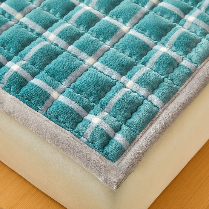 91家纺网 家纺一手货源 找家纺 澳梵家居 2025新款无印风牛奶绒夹棉床护垫 青蓝格纹