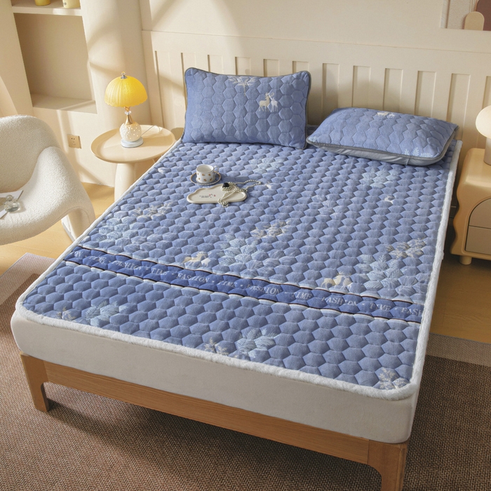 91家纺网 家纺一手货源 找家纺 情煊家纺 2025新款A类牛奶绒印花夹棉床垫 林深见鹿