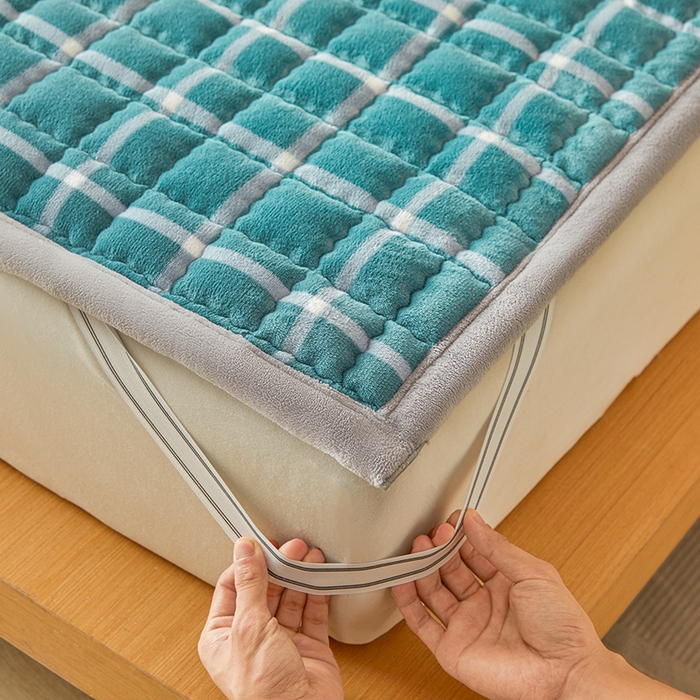 91家纺网 家纺一手货源 找家纺 澳梵家居 2025新款无印风牛奶绒夹棉床护垫 青蓝格纹