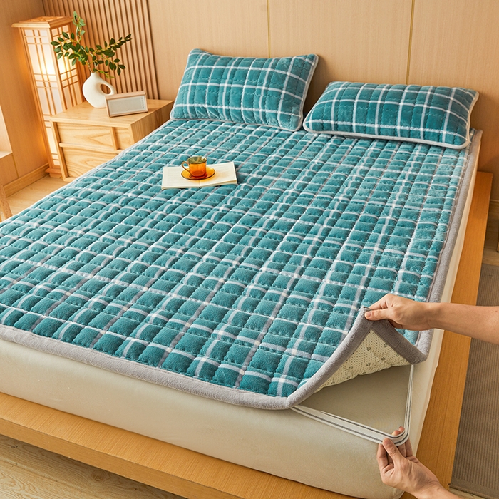 91家纺网 家纺一手货源 找家纺 澳梵家居 2025新款无印风牛奶绒夹棉床护垫 青蓝格纹