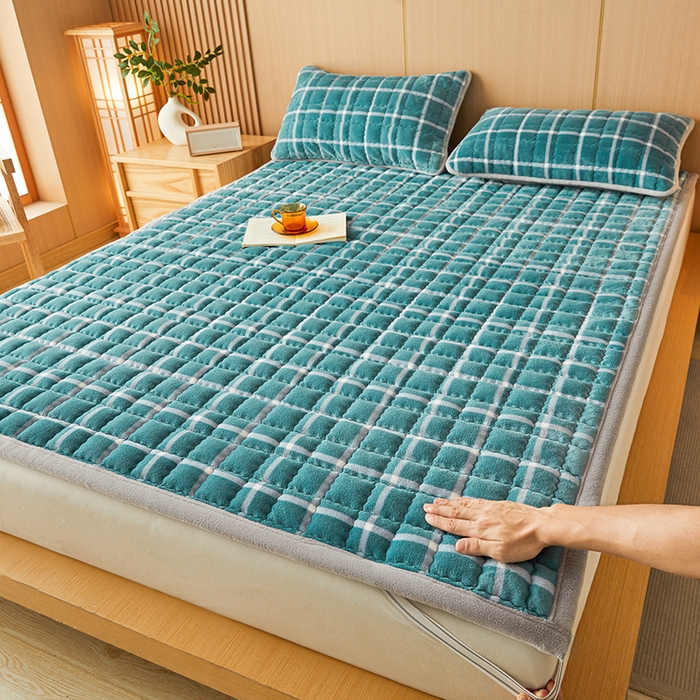 91家纺网 家纺一手货源 找家纺 澳梵家居 2025新款无印风牛奶绒夹棉床护垫 青蓝格纹