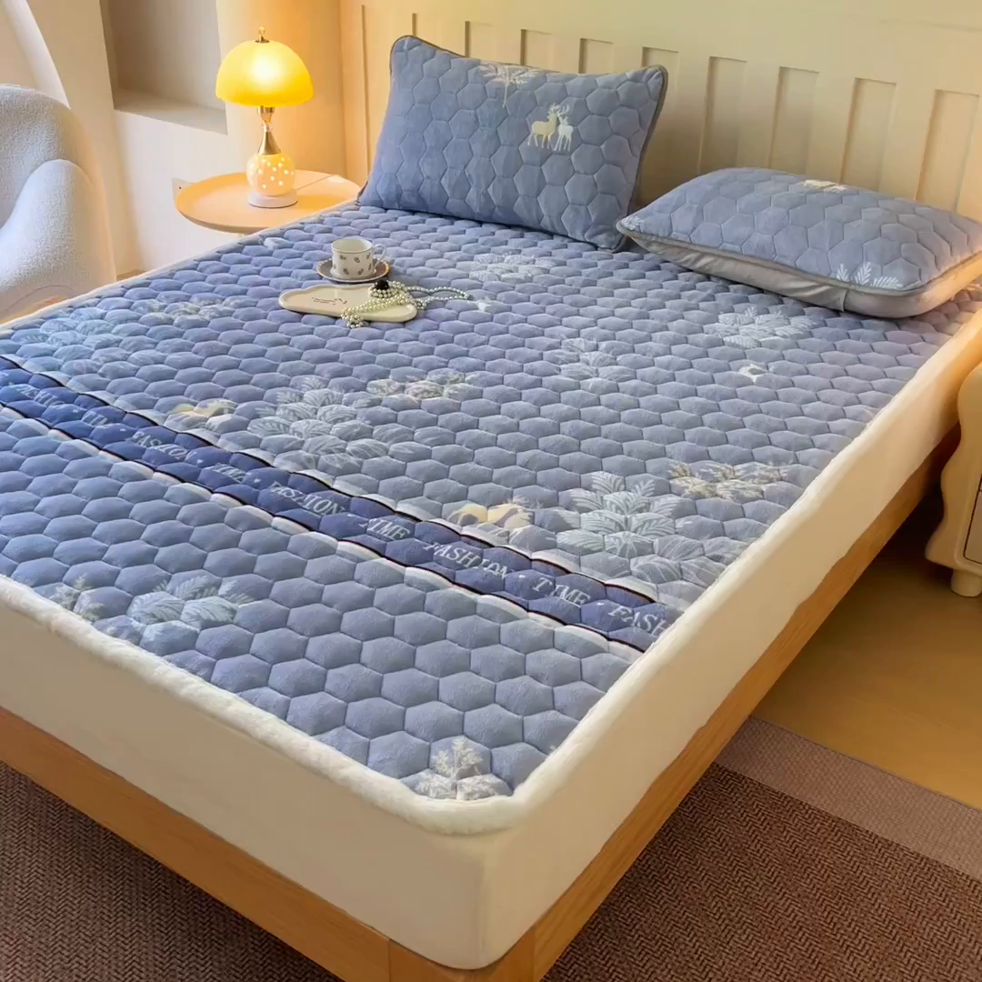 91家纺网 家纺一手货源 找家纺 情煊家纺 2025新款A类牛奶绒印花夹棉床垫 林深见鹿