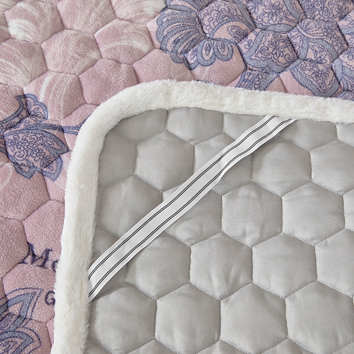 91家纺网 家纺一手货源 找家纺 情煊家纺 2025新款A类牛奶绒印花夹棉床垫 秘境