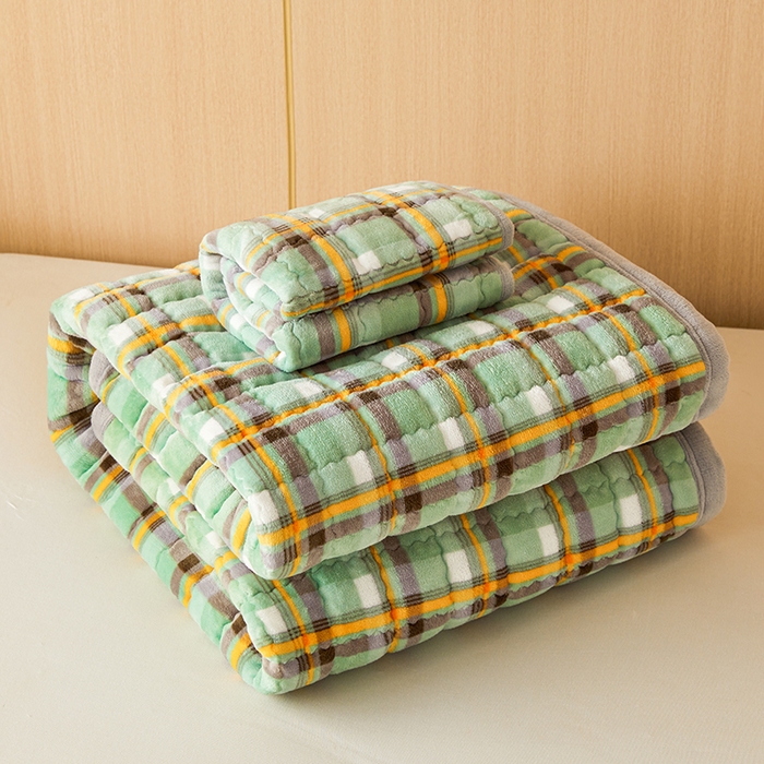 91家纺网 家纺一手货源 找家纺 澳梵家居 2025新款无印风牛奶绒夹棉床护垫 青绿黄格纹