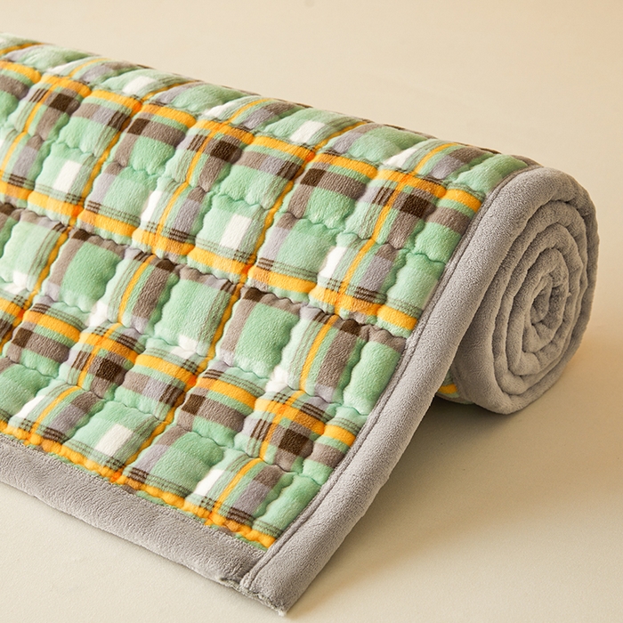 91家纺网 家纺一手货源 找家纺 澳梵家居 2025新款无印风牛奶绒夹棉床护垫 青绿黄格纹