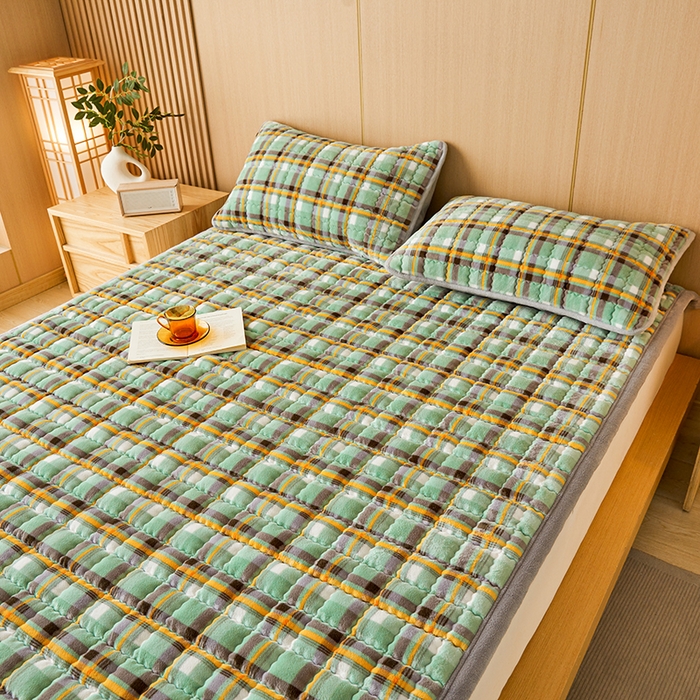 91家纺网 家纺一手货源 找家纺 澳梵家居 2025新款无印风牛奶绒夹棉床护垫 青绿黄格纹