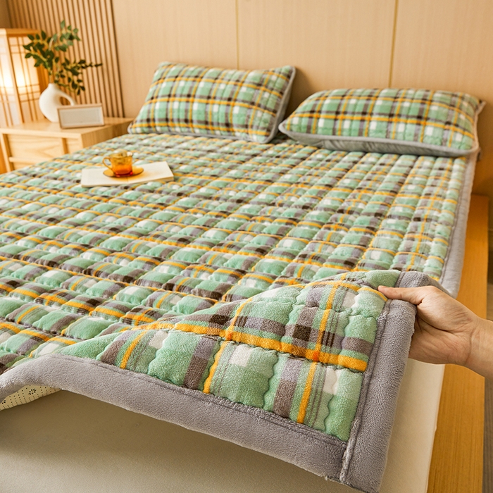 91家纺网 家纺一手货源 找家纺 澳梵家居 2025新款无印风牛奶绒夹棉床护垫 青绿黄格纹