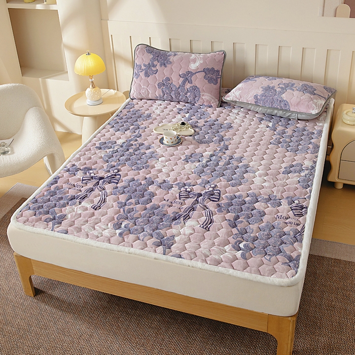 91家纺网 家纺一手货源 找家纺 情煊家纺 2025新款A类牛奶绒印花夹棉床垫 秘境