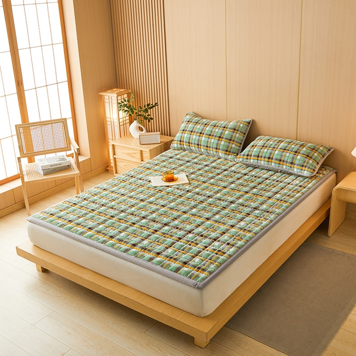 91家纺网 家纺一手货源 找家纺 澳梵家居 2025新款无印风牛奶绒夹棉床护垫 青绿黄格纹