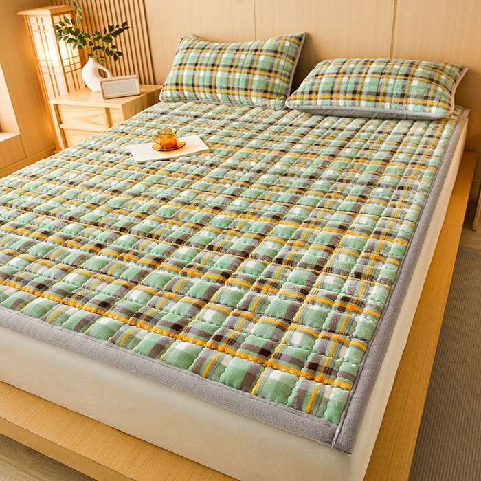 91家纺网 家纺一手货源 找家纺 澳梵家居 2025新款无印风牛奶绒夹棉床护垫 青绿黄格纹