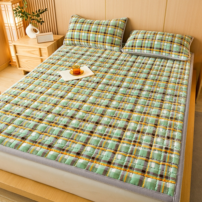 91家纺网 家纺一手货源 找家纺 澳梵家居 2025新款无印风牛奶绒夹棉床护垫 青绿黄格纹