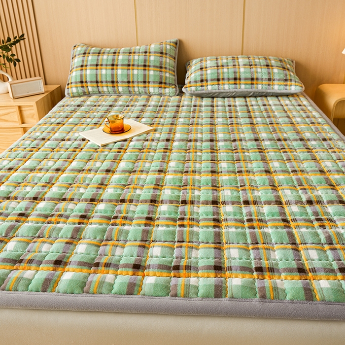 91家纺网 家纺一手货源 找家纺 澳梵家居 2025新款无印风牛奶绒夹棉床护垫 青绿黄格纹